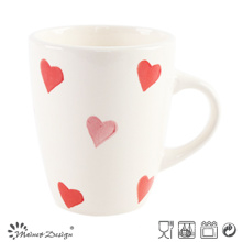 11 oz caneca pintada à mão com design de coração vermelho